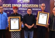 Bupati Tabanan Dr. I Komang Gede Sanjaya menerima Anugerah Sahabat Pers Indonesia dari SMSI