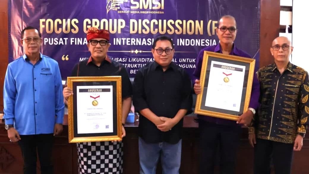 Bupati Tabanan Dr. I Komang Gede Sanjaya menerima Anugerah Sahabat Pers Indonesia dari SMSI