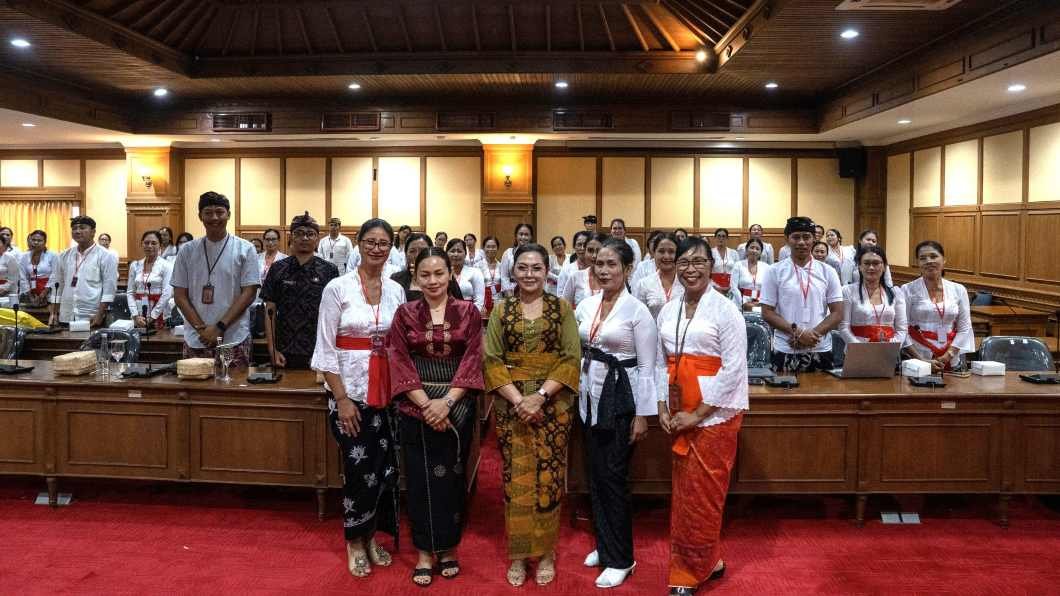 Bunda PAUD Badung Rasniathi Adi Arnawa membuka workshop peningkatan kompetensi guru PAUD bernuansa Hindu di DPRD Badung