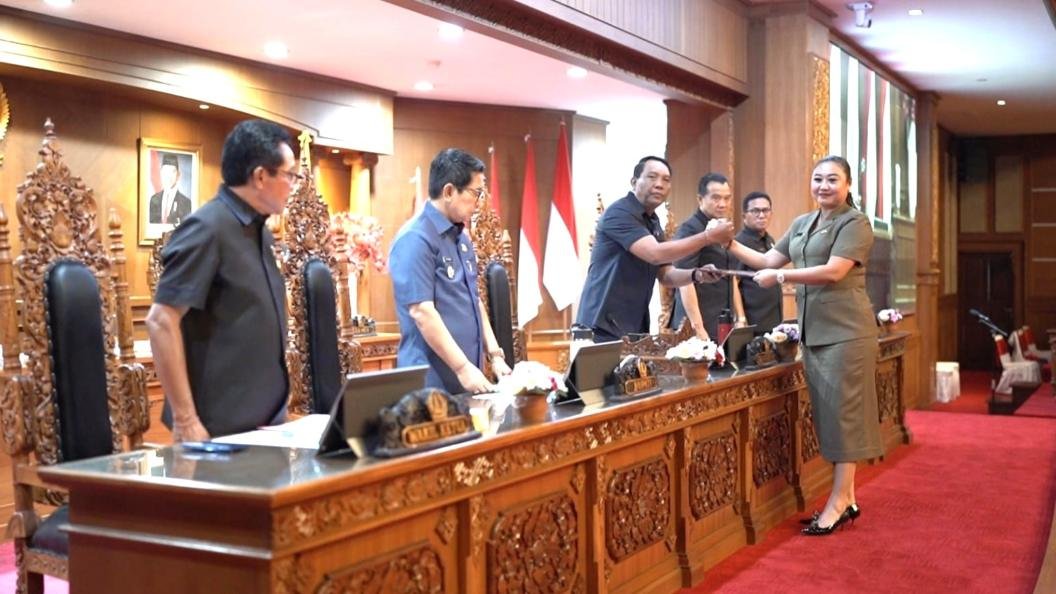 Foto: Suasana sidang paripurna DPRD Kabupaten Badung saat penyampaian pandangan umum fraksi-fraksi