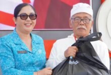 Bunda Rai hadir di Pasar Rakyat PKK Provinsi Bali untuk mendukung aksi berbelanja dan berbagi