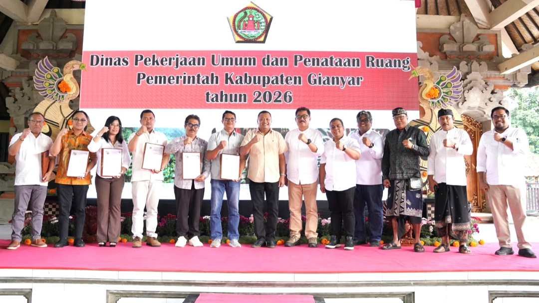 Bupati Gianyar, I Made Mahayastra, saat menghadiri Kick Off Kegiatan Penanganan Jalan dan Penandatanganan Kontrak Bersama Tahun 2026
