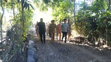 Cek rabat beton dan hotmix di Banyubiru Bupati Kembang Hartawan pastikan jalan mulus untuk warga
