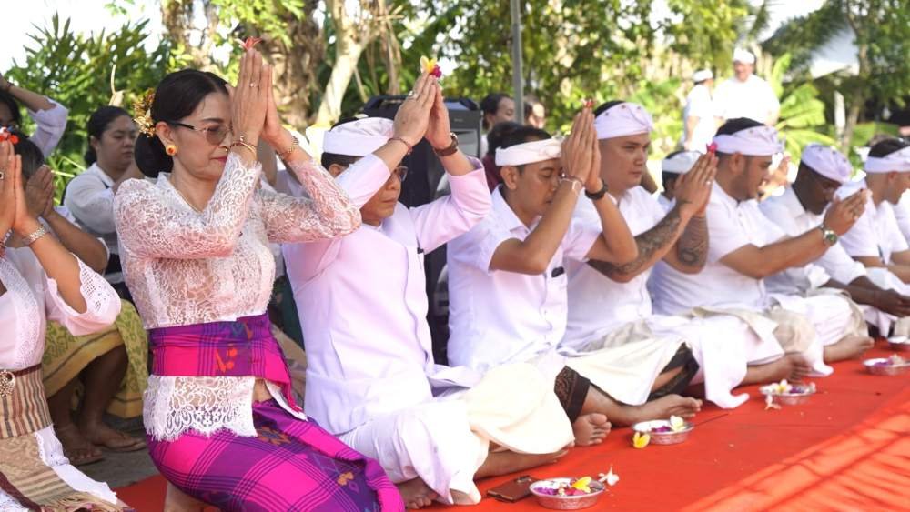 Pecaruan dan Melaspas mesin pengolahan sampah Pyrolysis System di TOSS Center Kusamba Klungkung