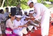 Bupati Klungkung I Made Satria bersama Ny Eva Satria dan Wabup Tjok Surya hadiri upacara Pecaruan dan Melaspas fasilitas mesin pengolahan sampah Pyrolysis System di TOSS Center Kusamba