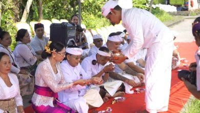 Bupati Klungkung I Made Satria bersama Ny Eva Satria dan Wabup Tjok Surya hadiri upacara Pecaruan dan Melaspas fasilitas mesin pengolahan sampah Pyrolysis System di TOSS Center Kusamba