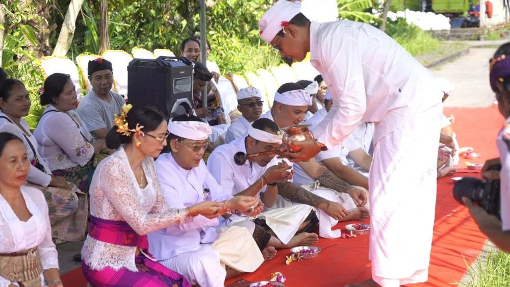 Bupati Klungkung I Made Satria bersama Ny Eva Satria dan Wabup Tjok Surya hadiri upacara Pecaruan dan Melaspas fasilitas mesin pengolahan sampah Pyrolysis System di TOSS Center Kusamba