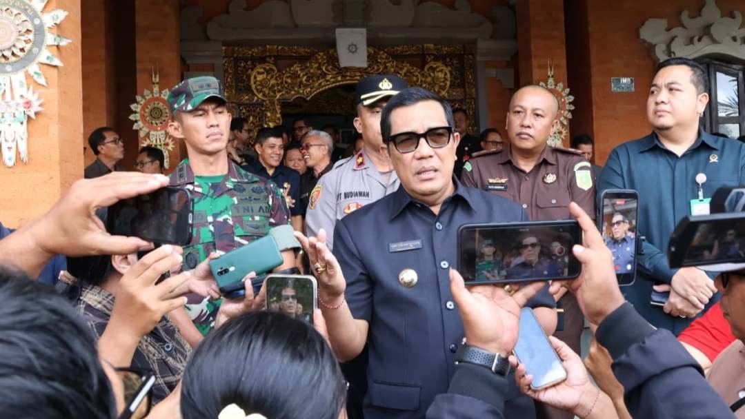 Bupati Tabanan Komang Gede Sanjaya menyampaikan pidato pengantar empat Ranperda dalam Rapat Paripurna DPRD