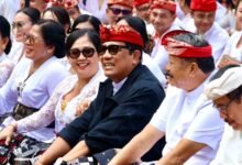 Bupati Tabanan Komang Gede Sanjaya memimpin bhakti penganyar Pemkab Tabanan di Pura Semeru Agung Lumajang Jawa Timur