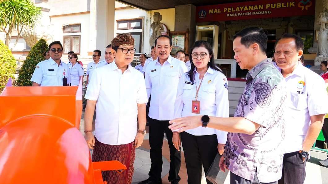 Bupati Badung Adi Arnawa terima bantuan dua unit mesin pencacah sampah organik dari The Apurva Kempinski Bali