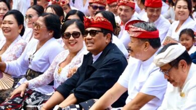 Bupati Tabanan Komang Gede Sanjaya memimpin bhakti penganyar Pemkab Tabanan di Pura Semeru Agung Lumajang Jawa Timur