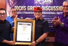 Bupati Tabanan I Komang Gede Sanjaya menerima Anugerah Sahabat Pers Indonesia dari SMSI
