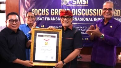 Bupati Tabanan I Komang Gede Sanjaya menerima Anugerah Sahabat Pers Indonesia dari SMSI