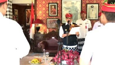Bupati Tabanan Dr. I Komang Gede Sanjaya saat melantik Direktur Utama dan Dewan Pengawas Independen Perumda Sanjayaning Singasana di Rumah Jabatan Bupati Tabanan