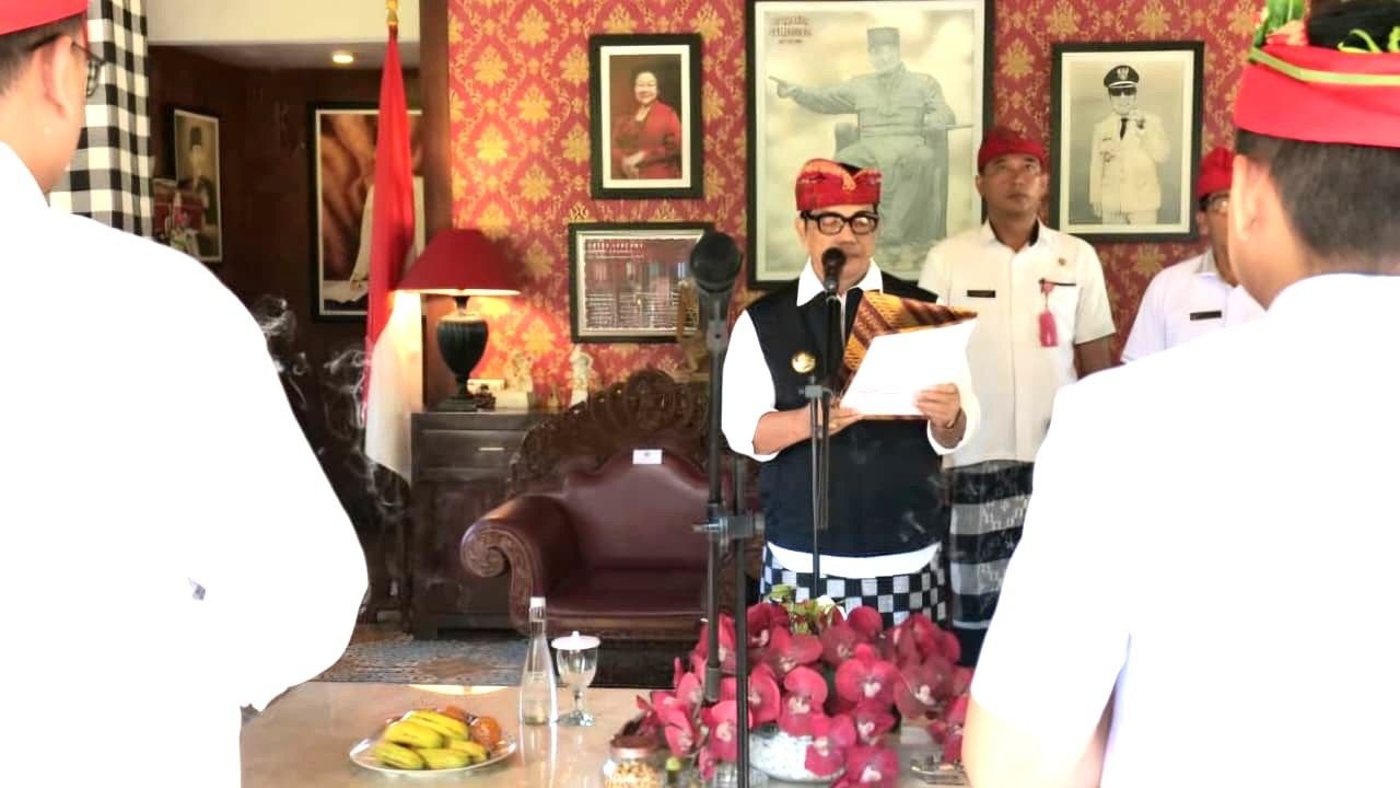 Bupati Tabanan Dr. I Komang Gede Sanjaya saat melantik Direktur Utama dan Dewan Pengawas Independen Perumda Sanjayaning Singasana di Rumah Jabatan Bupati Tabanan