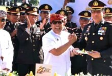 Bupati Tabanan Komang Gede Sanjaya menghadiri upacara Hari Bhayangkara ke-80 di Lapangan Alit Saputra Tabanan