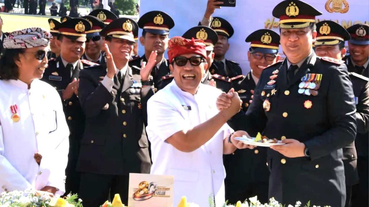 Bupati Tabanan Komang Gede Sanjaya menghadiri upacara Hari Bhayangkara ke-80 di Lapangan Alit Saputra Tabanan