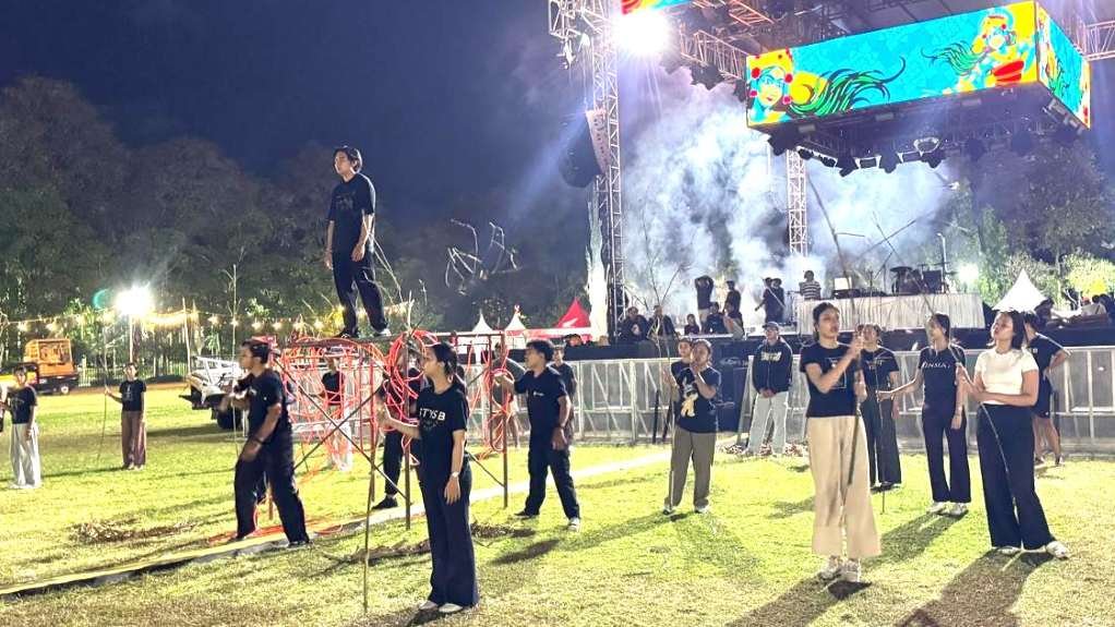 Pertunjukan kolaborasi Ogoh-Ogoh Gajah Taensiat dan Palawara di pembukaan D'Youth Fest 6.0