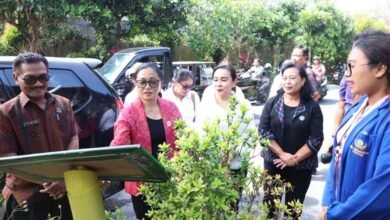 Ketua TP Posyandu Kota Denpasar, Ny. Sagung Antari Jaya Negara, didampingi Sekretaris I TP Posyandu Kota Denpasar, Ny. Ayu Kristi Arya Wibawa, saat memberikan Pembinaan Lokus (Lokasi Khusus) Telajakan se-Kota Denpasar