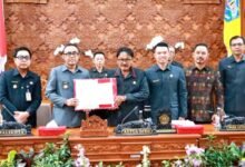 Foto : Walikota Denpasar, I Gusti Ngurah Jaya Negara dan Wakil Walikota Denpasar, I Kadek Agus Arya Wibawa saat menghadiri Rapat Paripurna Ke-10 Masa Persidangan II, DPRD Kota Denpasar