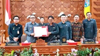 Foto : Walikota Denpasar, I Gusti Ngurah Jaya Negara dan Wakil Walikota Denpasar, I Kadek Agus Arya Wibawa saat menghadiri Rapat Paripurna Ke-10 Masa Persidangan II, DPRD Kota Denpasar 