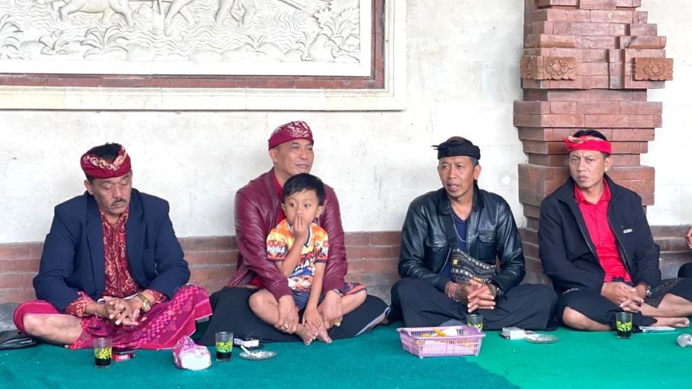 Ketua DPRD Kabupaten Tabanan, I Nyoman Arnawa, S.Sos (tengah)