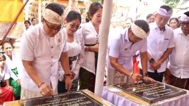 Wagub Bali Giri Prasta ajak warga Jembrana kembangkan Taman Bali Banten saat menghadiri karya di Pura Desa Pangyangan