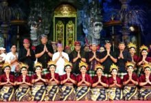 Bupati Tabanan Dr. I Komang Gede Sanjaya saat menyaksikan penampilan Utsawa (Parade) Gong Kebyar Wanita Duta Kabupaten Tabanan di Panggung Terbuka Ardha Candra