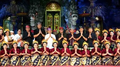 Bupati Tabanan Dr. I Komang Gede Sanjaya saat menyaksikan penampilan Utsawa (Parade) Gong Kebyar Wanita Duta Kabupaten Tabanan di Panggung Terbuka Ardha Candra