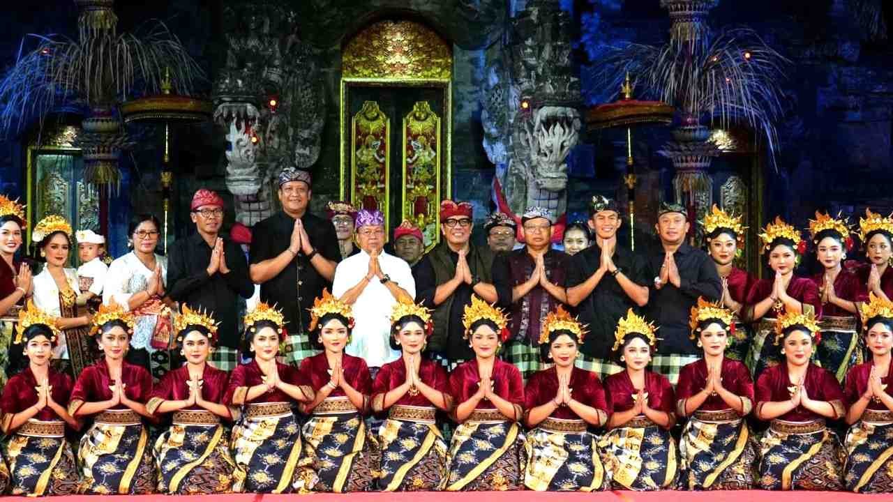 Bupati Tabanan Dr. I Komang Gede Sanjaya saat menyaksikan penampilan Utsawa (Parade) Gong Kebyar Wanita Duta Kabupaten Tabanan di Panggung Terbuka Ardha Candra