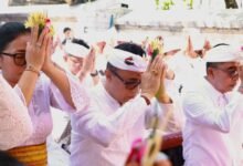 Walikota Denpasar IGN Jaya Negara ikuti penyineban Karya Padudusan Agung di Pura Luhur Uluwatu