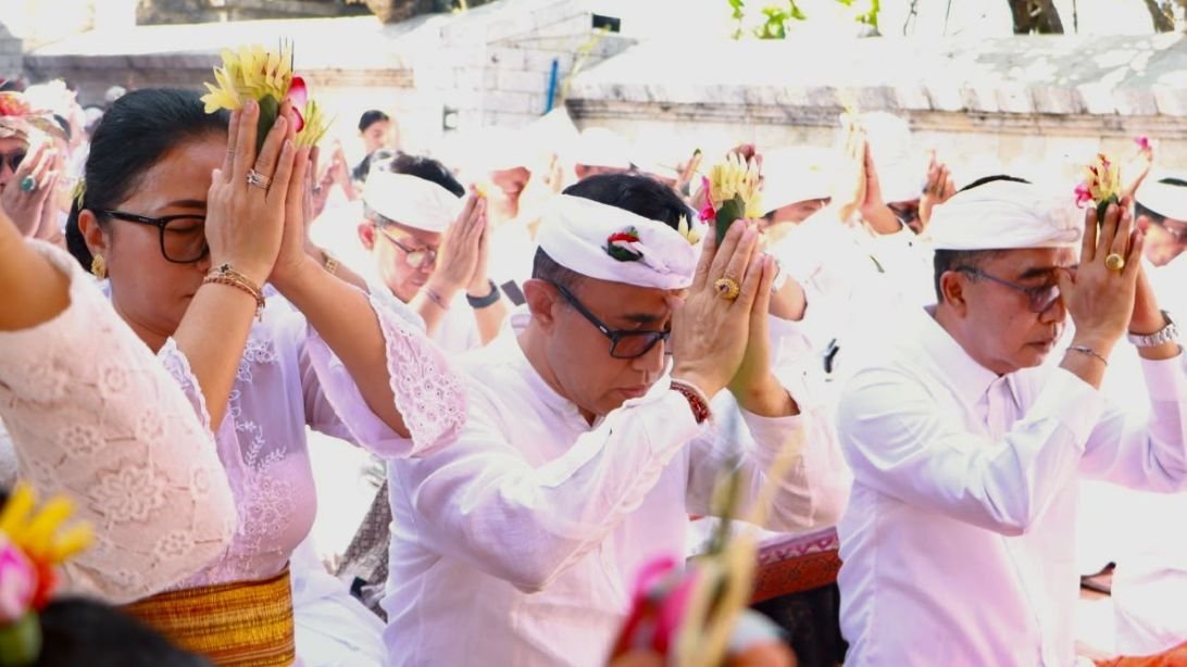 Walikota Denpasar IGN Jaya Negara ikuti penyineban Karya Padudusan Agung di Pura Luhur Uluwatu