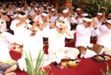 Walikota Denpasar, IGN Jaya Negara bersama Wakil Walikota Denpasar, Kadek Agus Arya Wibawa mengikuti rangkaian persembahyangan Pujawali Piodalan di Pura Praja Natha