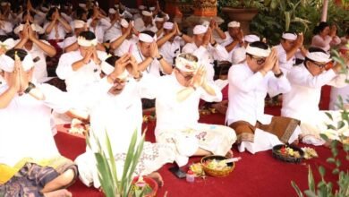 Walikota Denpasar, IGN Jaya Negara bersama Wakil Walikota Denpasar, Kadek Agus Arya Wibawa mengikuti rangkaian persembahyangan Pujawali Piodalan di Pura Praja Natha