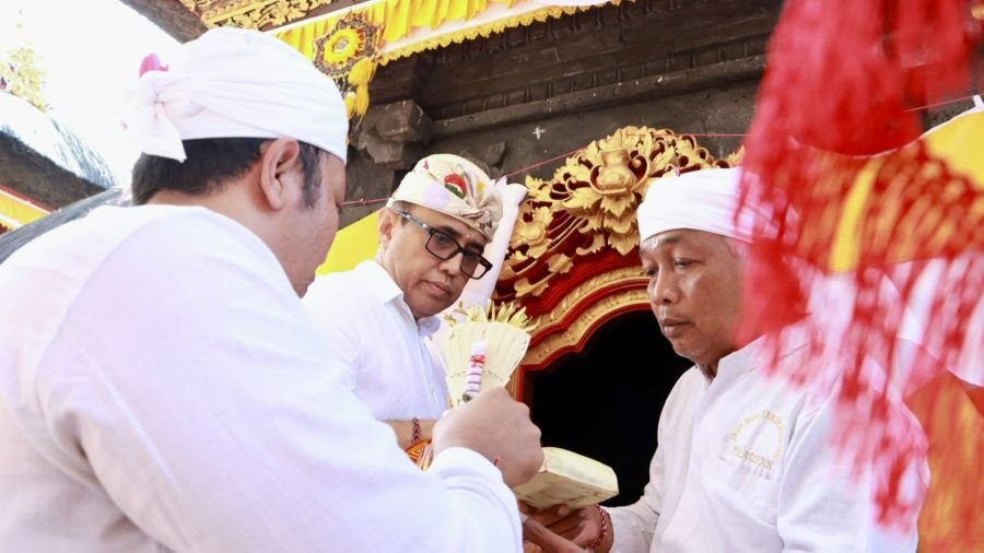 Walikota Denpasar, I Gusti Ngurah Jaya Negara menghadiri Karya Pura Gunung Sari, Banjar Jurang Asri, Desa Adat Peraupan