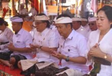 Bupati Kembang Hartawan mendampingi Wagub Giri Prasta ngupasaksi Karya Ngenteg Linggih Pura Desa Pangyangan