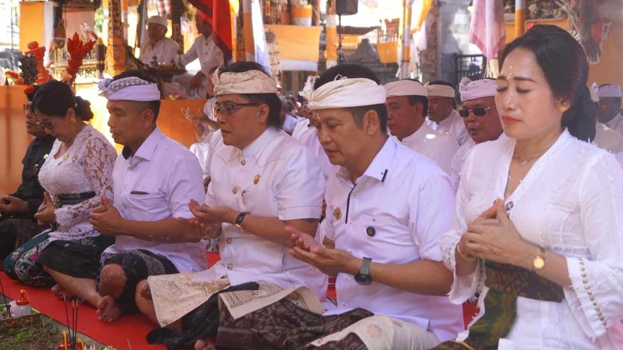 Bupati Kembang Hartawan mendampingi Wagub Giri Prasta ngupasaksi Karya Ngenteg Linggih Pura Desa Pangyangan