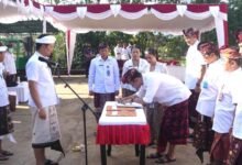 Bupati Jembrana Kembang Hartawan lantik lima Kepala OPD hasil Manajemen Talenta di TPA Peh