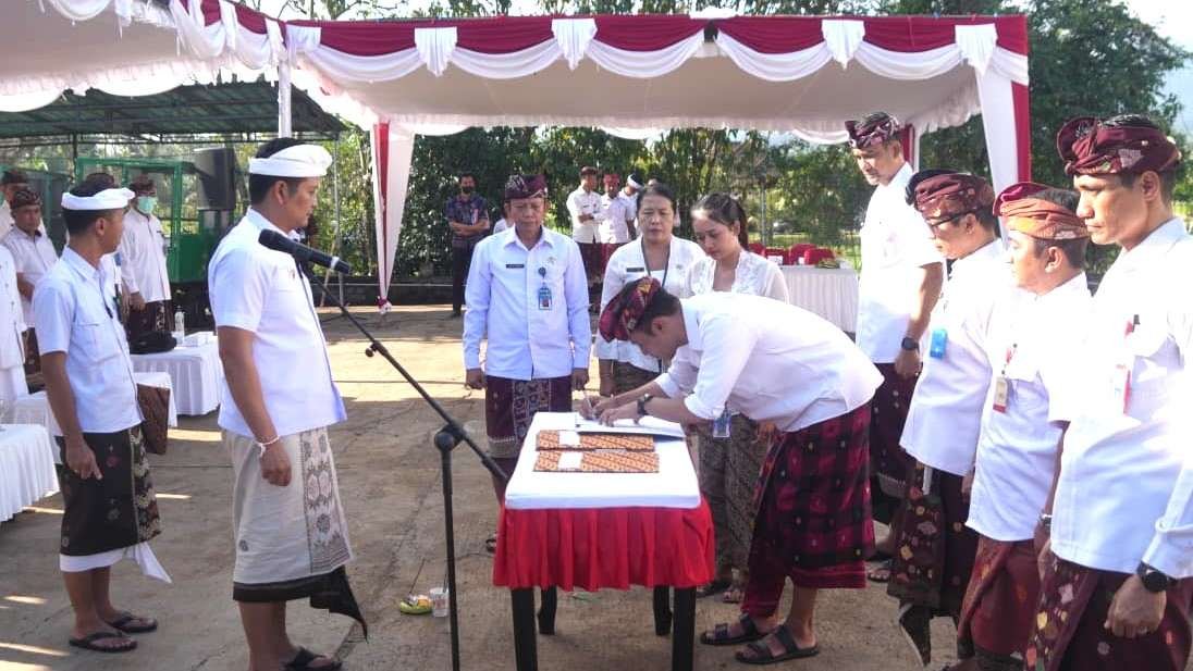 Bupati Jembrana Kembang Hartawan lantik lima Kepala OPD hasil Manajemen Talenta di TPA Peh