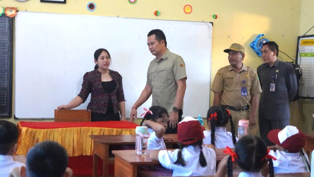 Bupati Jembrana I Made Kembang Hartawan tinjau MPLS dan tegaskan larangan perploncoan di sekolah