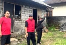 Ketua DPRD Tabanan Nyoman Arnawa tinjau rumah warga roboh di Desa Penatahan untuk pastikan bantuan segera direalisasikan