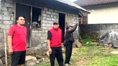 Ketua DPRD Tabanan Nyoman Arnawa tinjau rumah warga roboh di Desa Penatahan untuk pastikan bantuan segera direalisasikan