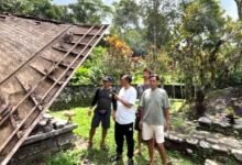 Ketua DPRD Tabanan Nyoman Arnawa meninjau kerusakan Pura Beji Pekiyisan pasca diterjang cuaca ekstrem