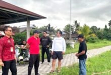 Ketua DPRD Tabanan I Nyoman Arnawa tinjau kondisi fasilitas Lapangan Umum Penebel yang memprihatinkan