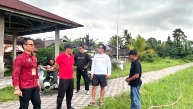 Ketua DPRD Tabanan I Nyoman Arnawa tinjau kondisi fasilitas Lapangan Umum Penebel yang memprihatinkan
