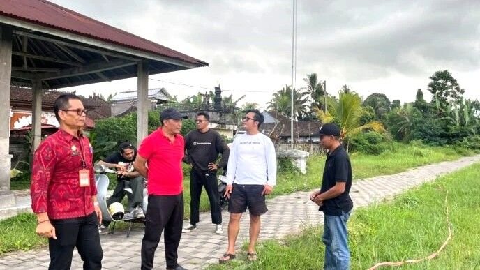 Ketua DPRD Tabanan I Nyoman Arnawa tinjau kondisi fasilitas Lapangan Umum Penebel yang memprihatinkan