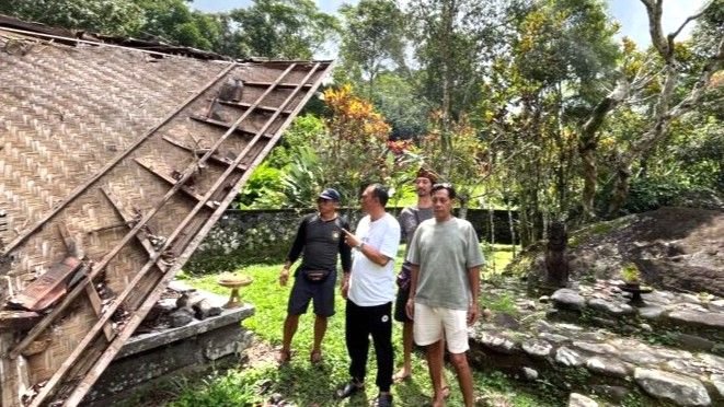 Ketua DPRD Tabanan Nyoman Arnawa meninjau kerusakan Pura Beji Pekiyisan pasca diterjang cuaca ekstrem