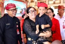 Bunda PAUD Kabupaten Tabanan, Ny. Rai Wahyuni Sanjaya, saat menghadiri Gebyar PAUD dalam rangka Hari Anak Nasional ke-42 di Gedung Kesenian I Ketut Marya Tabanan