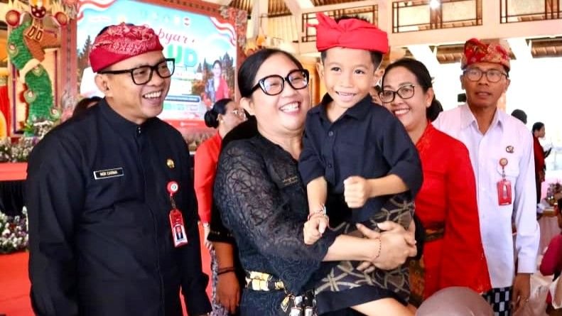 Bunda PAUD Kabupaten Tabanan, Ny. Rai Wahyuni Sanjaya, saat menghadiri Gebyar PAUD dalam rangka Hari Anak Nasional ke-42 di Gedung Kesenian I Ketut Marya Tabanan