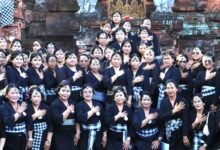 Ketua Tim Penggerak PKK Kota Denpasar, Ny. Sagung Antari Jaya Negara saat menghadiri pelaksanaan Majaya-Jaya PAKIS) MDA Kota Denpasar Masa Bakti 2026–2031, yang berlangsung di Pura Agung Lokanatha
